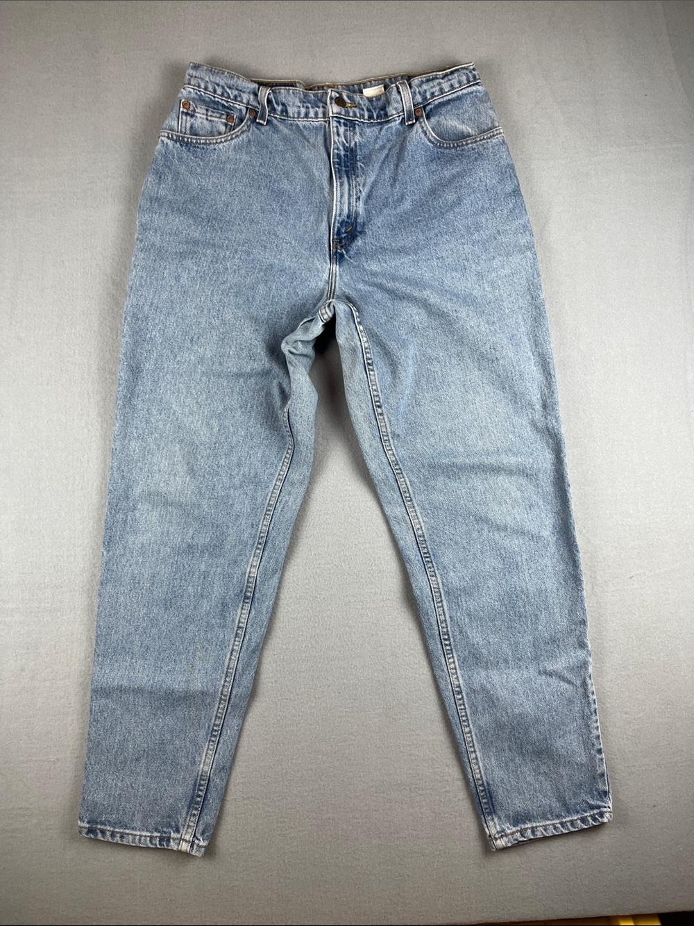 90’s Vintage Levi’s 551 High Rise Relaxed Fit Tapered leg
Size: 16
